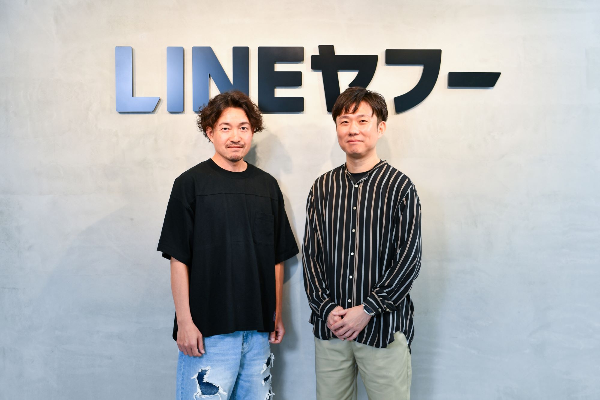 写真左から人事担当者で卒業生の町田宏司さん、卒業生の鈴木健司さん。東京・千代田区にあるLINEヤフー本社にて